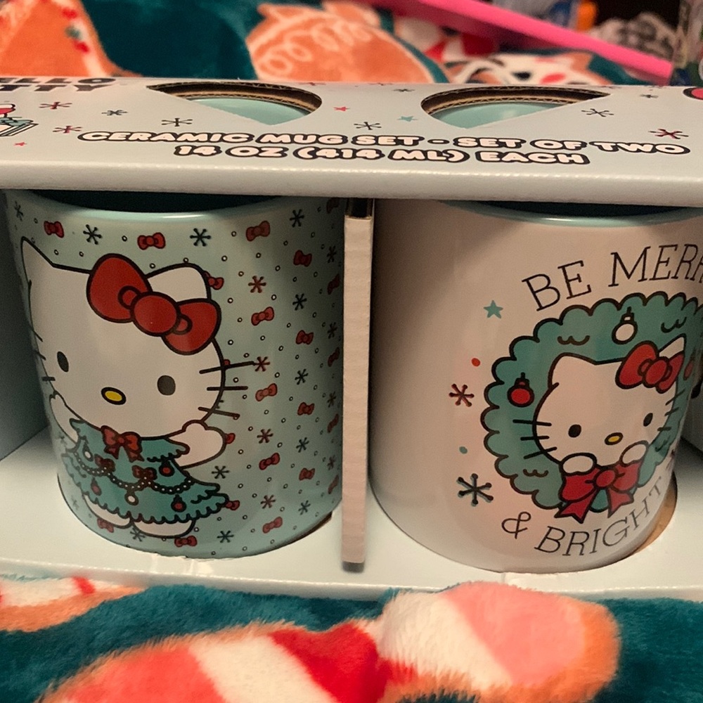 NWT Hello Kitty Holiday Ceramic Mug set of two 14oz mugs